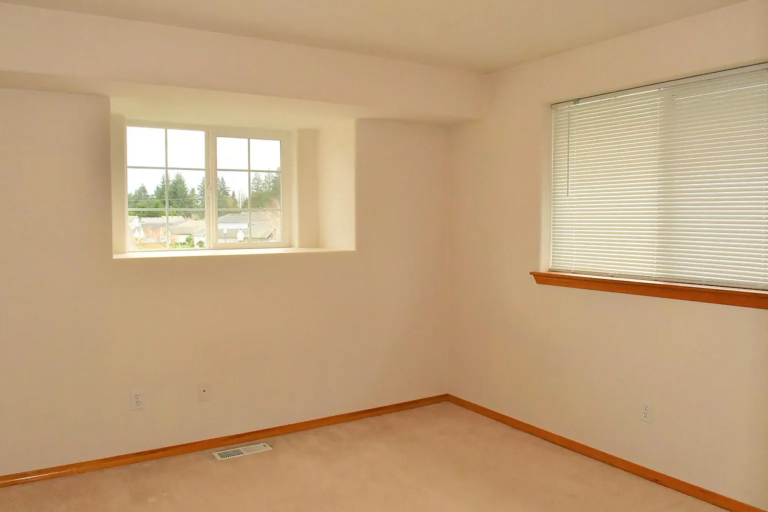 4819 Siskiyou Loop SE — Photo 3