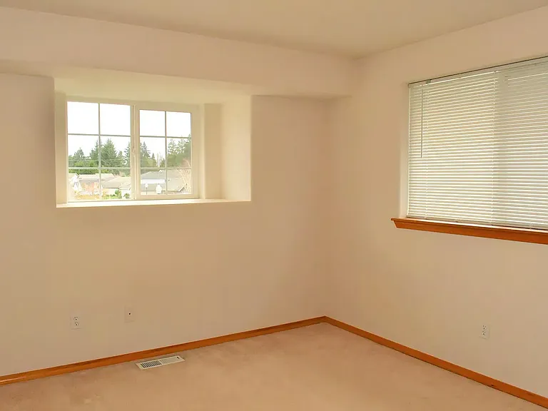 4819 Siskiyou Loop SE — Photo 3