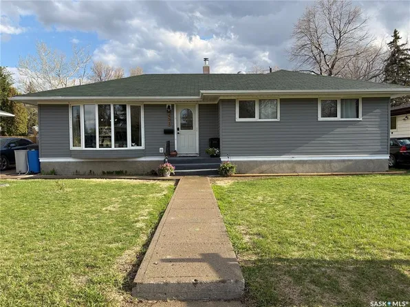 451 Woodlawn CRESCENT, Weyburn, SK S4H 0X5