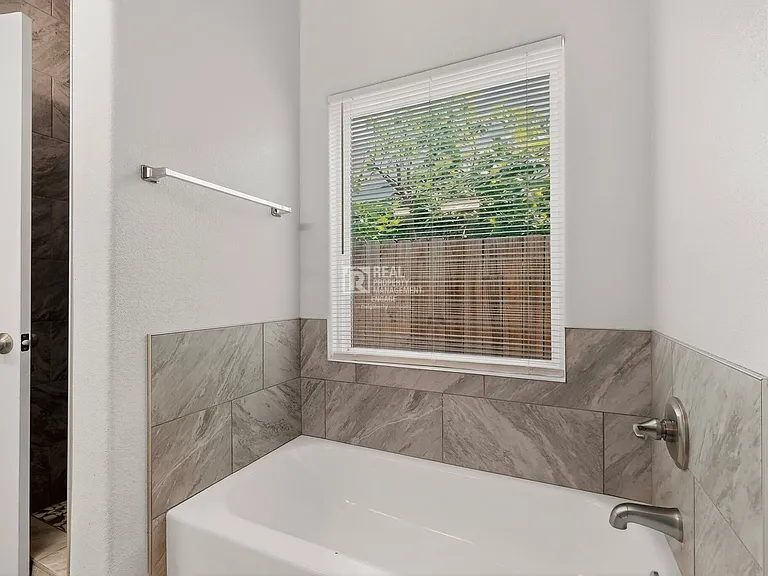 5838 Humbert Ave — Photo 24