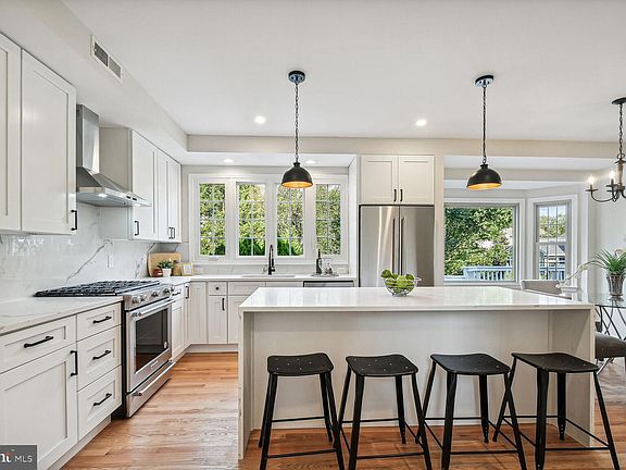 5th image of 402 Woodgrove Ct