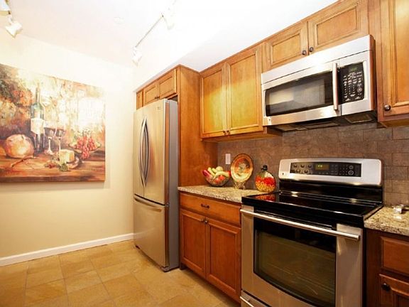 4th image of 5 Sandburg Ct #805