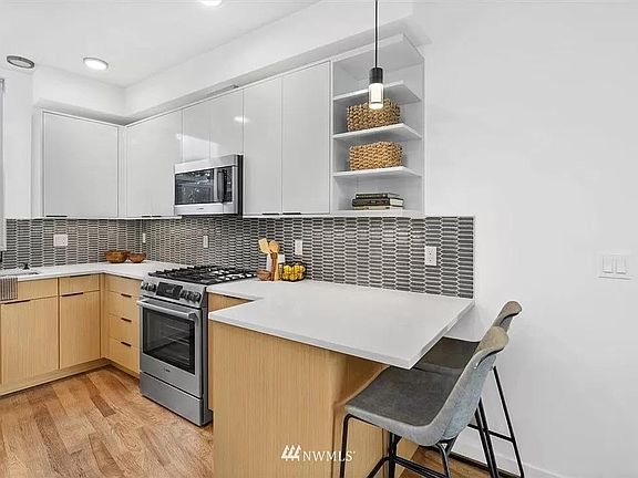 Kitchen w/ Bosch appliances, gas range