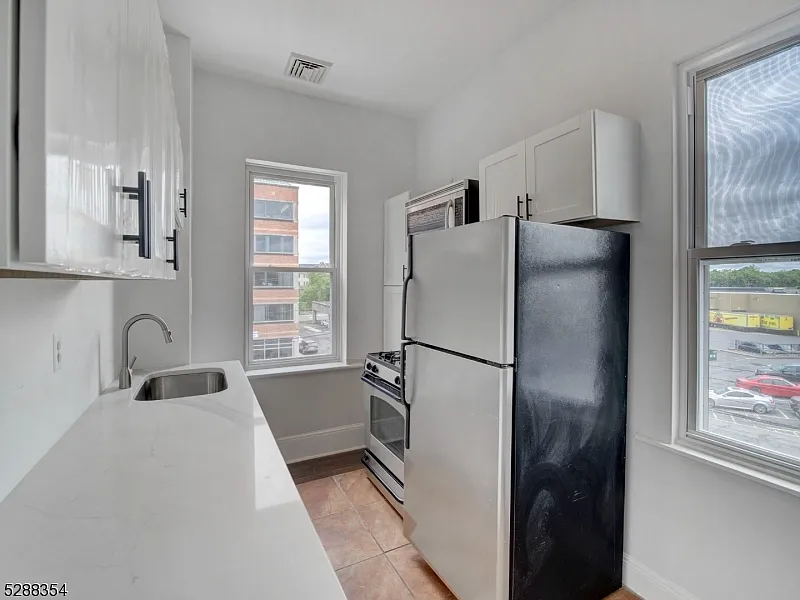 2 bed, 1.0 bath, $2,400 — Photo 2