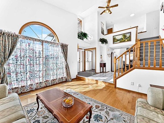 5th image of 127 SW Edgebrook Cir NW