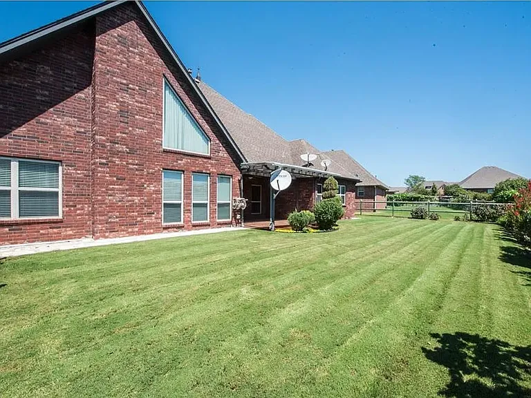 4301 N Poplar Ave — Photo 2
