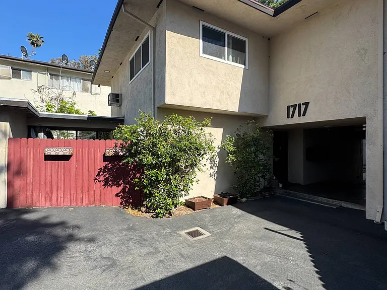 1717 Huntington Dr #7 — Photo 2