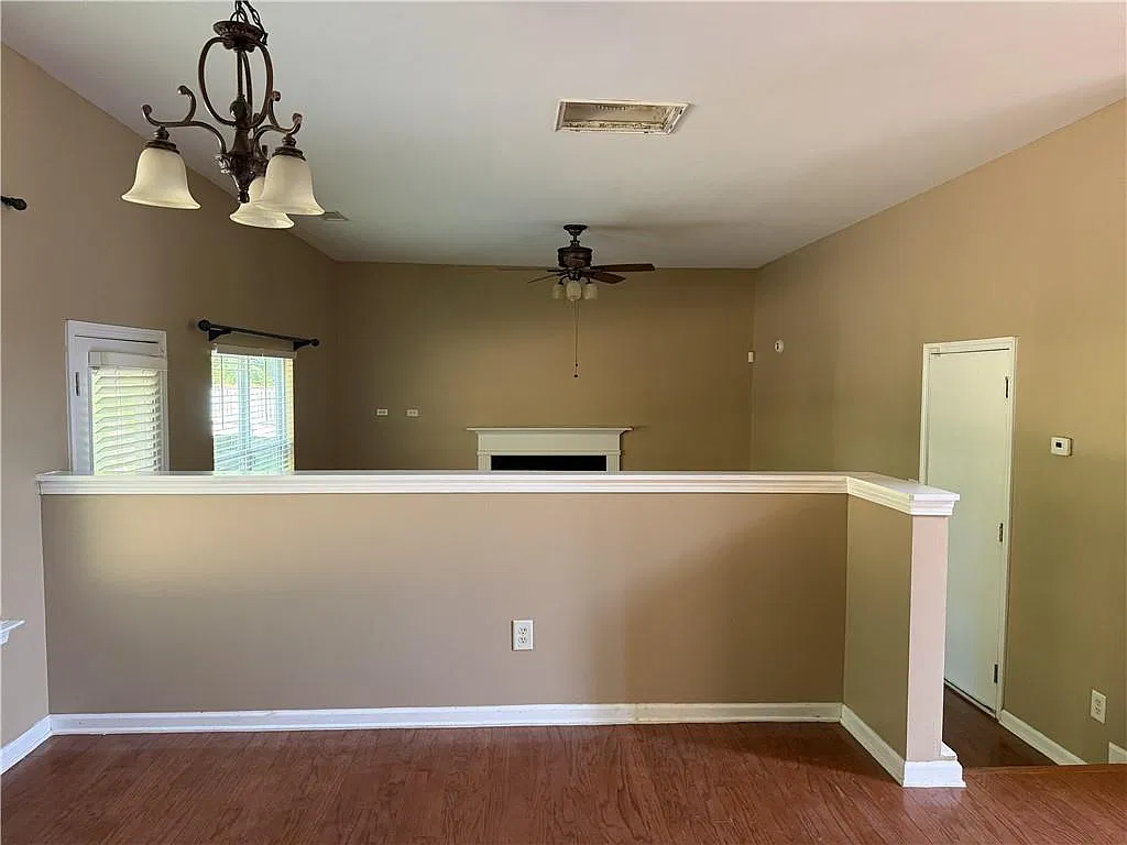 4 bed, 2.5 bath, 2300 sqft, $2,400 — Photo 4