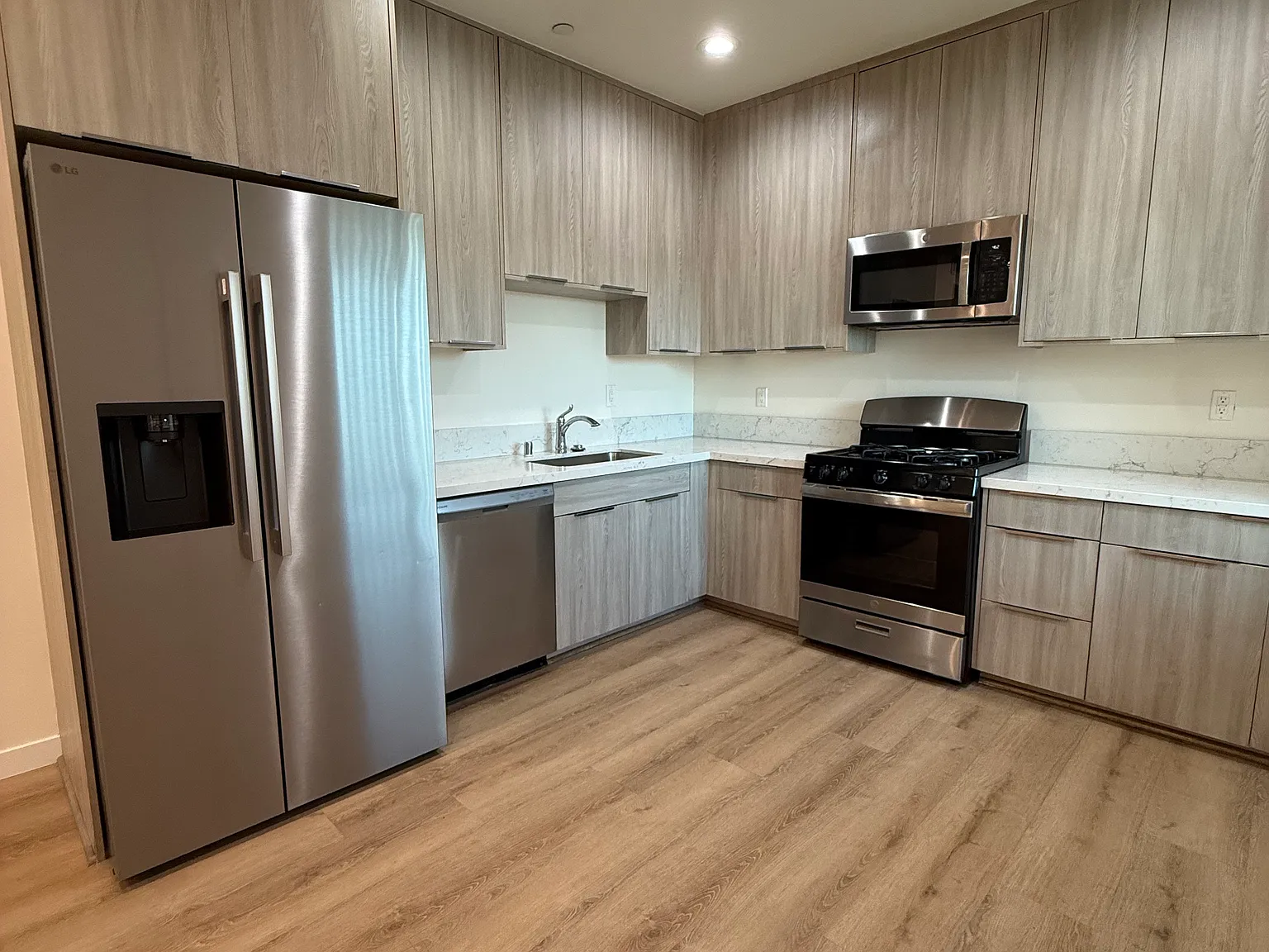2 bed, 932 sqft, $2,745 — Photo 2