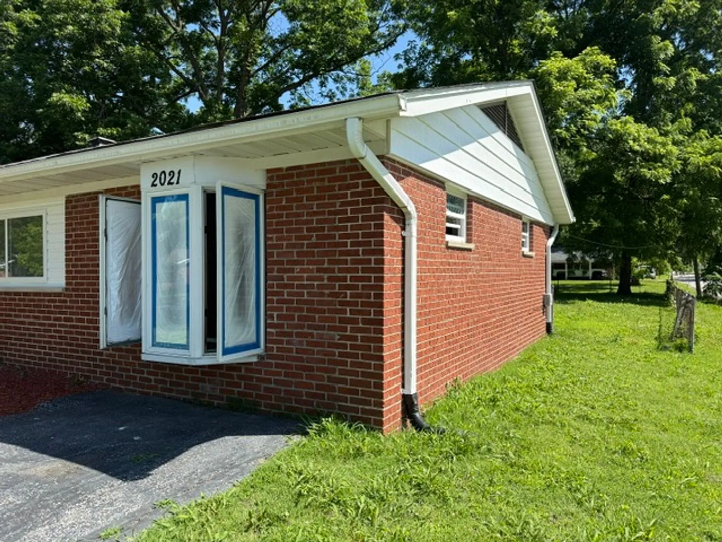 For Rent Four Bedroom and One and a half Bath — Photo 2