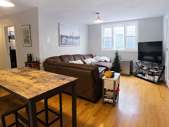 3rd image of 907 E Broadway #3