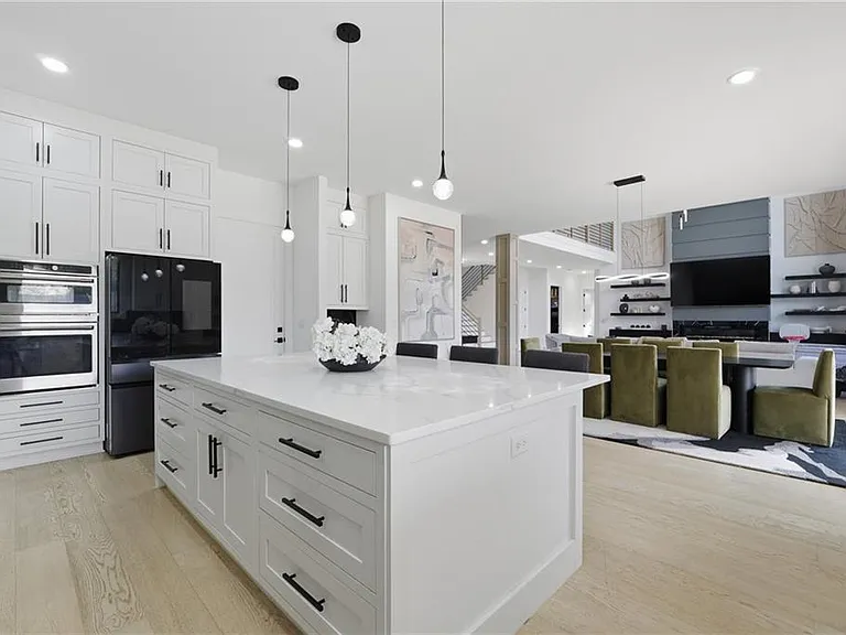 556 Versailles Dr — Photo 13