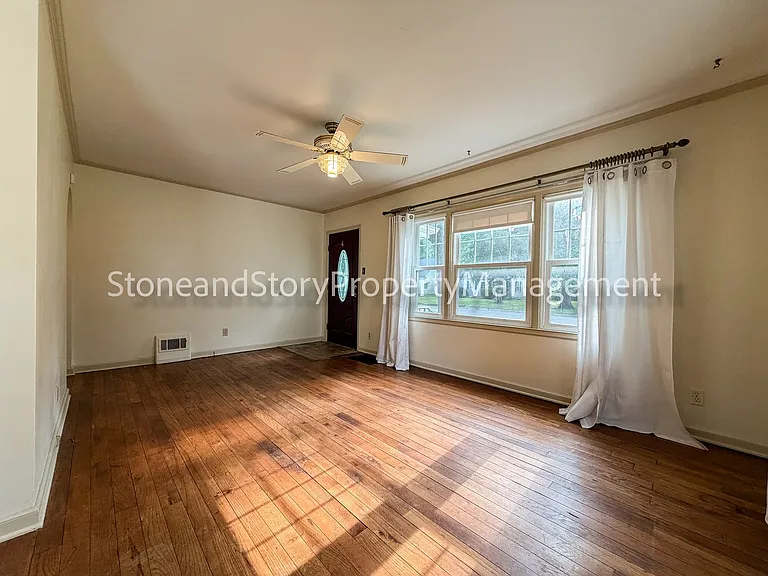 1726 SW Medford Ave — Photo 3
