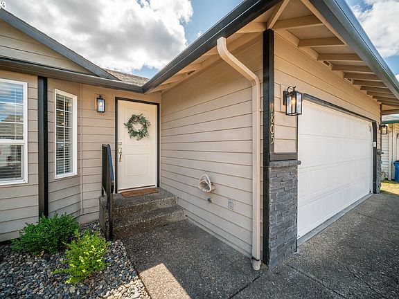 5th image of 1805 NE 151st Cir