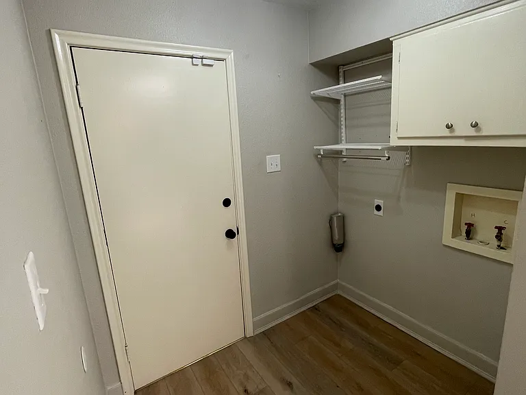 W/D connections (electric) and entrance into side yard