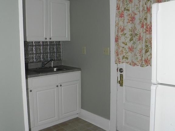 2nd image of 122 W Hill Ave S