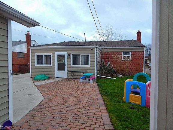 3rd image of 21307 Tanglewood St