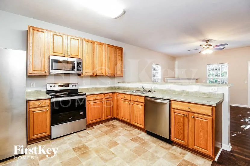 5 bed, 2.5 bath, 2788 sqft, $2,720 — Photo 4