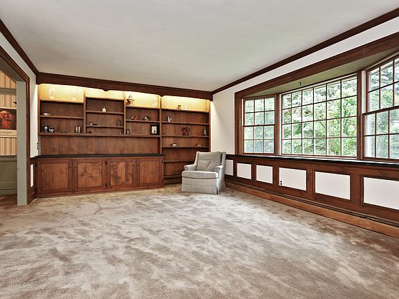 3rd image of 94 Geymer Dr