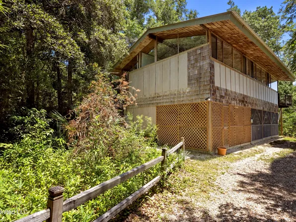 2714 Brumbaugh Rd, Ocean Springs, MS 39564