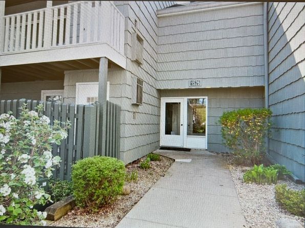1526 Stonebridge Trl APT 1, Wheaton, IL 60189