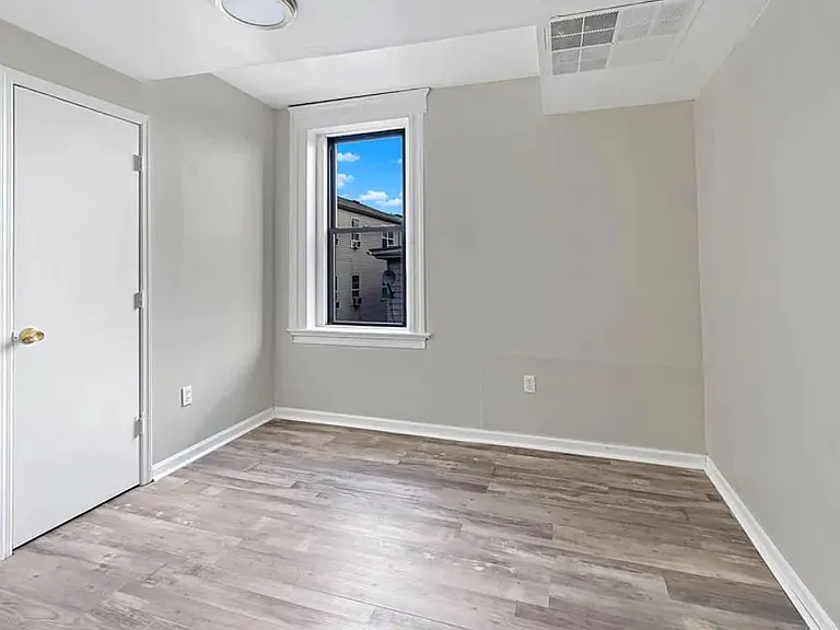 84 2nd St #4 — Photo 12