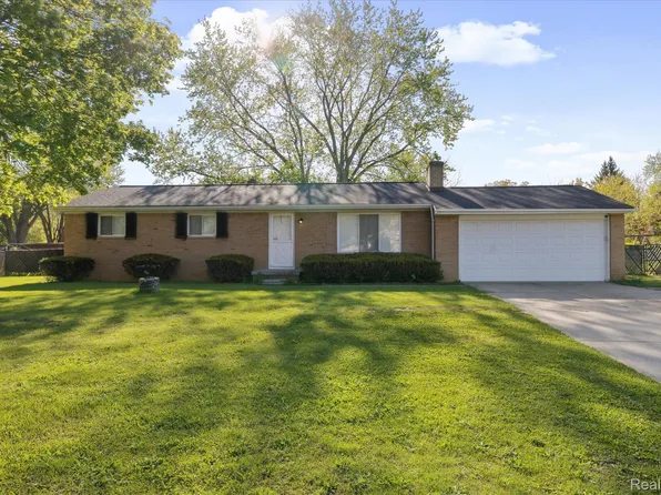4421 Lawnwood Ln, Burton, MI 48529