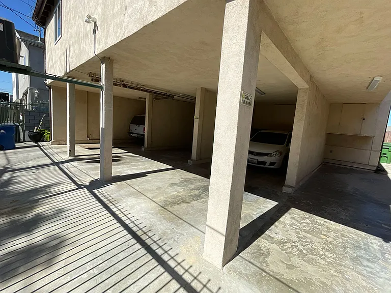 6610 Balboa Blvd #3 — Photo 8