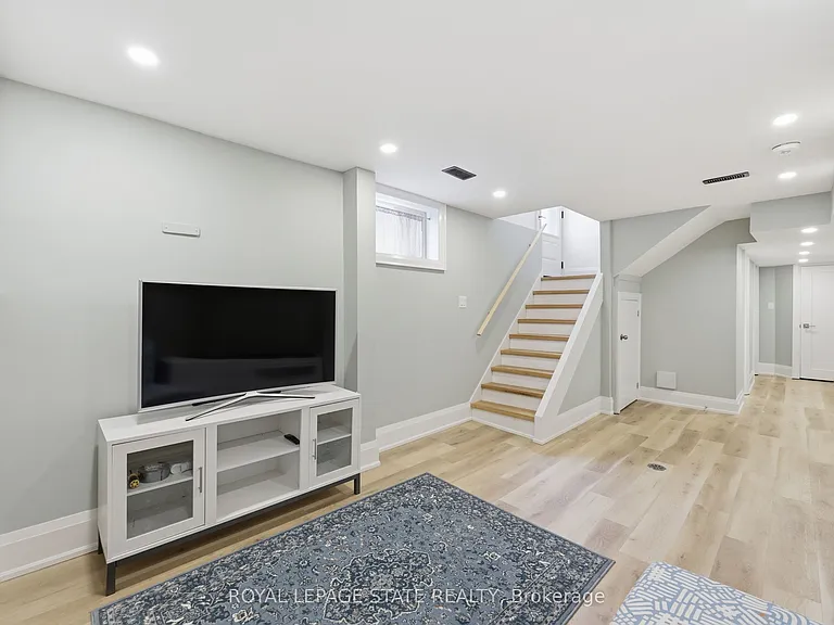 129 Jackson St W — Photo 16