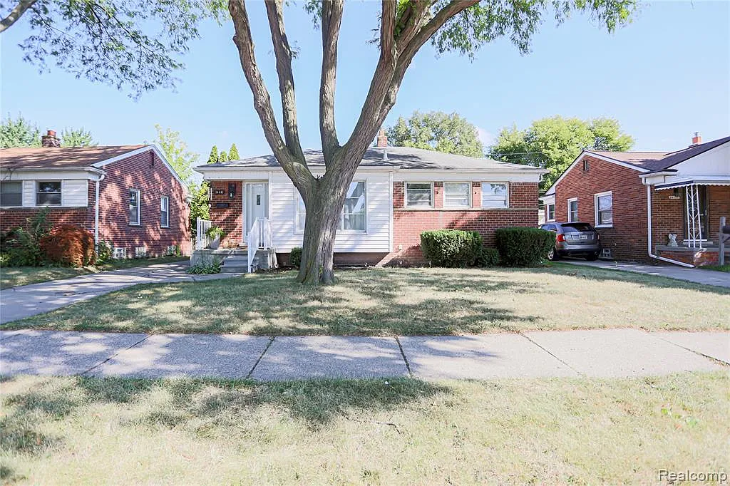 3 bed, 1.0 bath, 1800 sqft, $1,900 — Photo 1