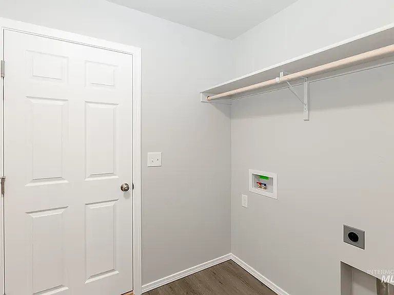 785 SW Alpha St — Photo 14