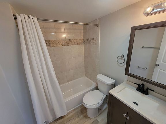 4th image of 2643 Pinehurst Ave #D