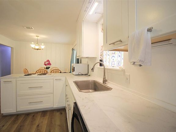 4th image of 9137 White Oak Dr
