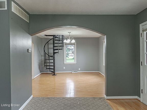 5th image of 115 Eastview Cir