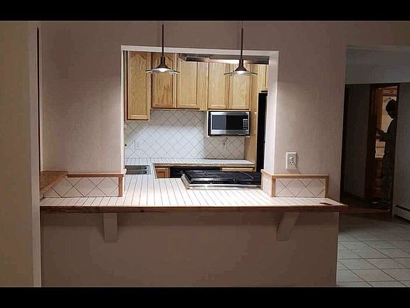 4th image of 1044 S Shore Dr