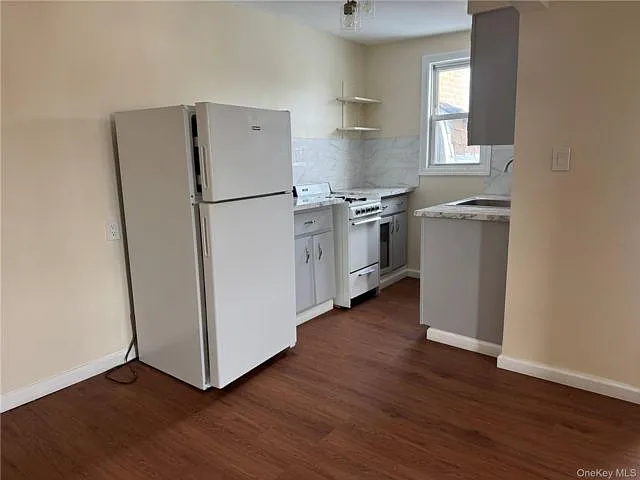 2 bed, 1.0 bath, 3300 sqft, $2,400 — Photo 4