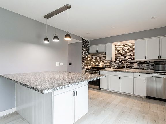 3rd image of 1204 N Boxwood Dr #A