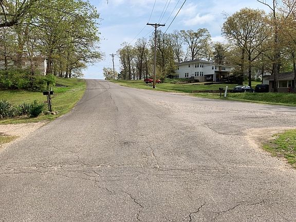 4th image of 900 Oakwood Dr