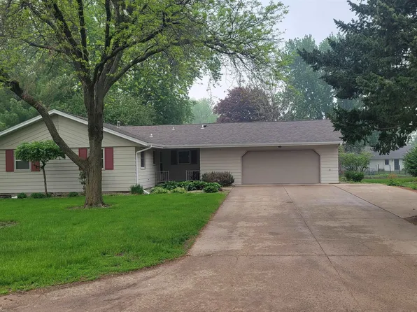 534 7th St NE, Sioux Center, IA 51250