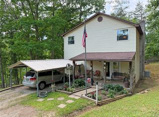 421 Mistletoe Ln, Elkview, WV 25071