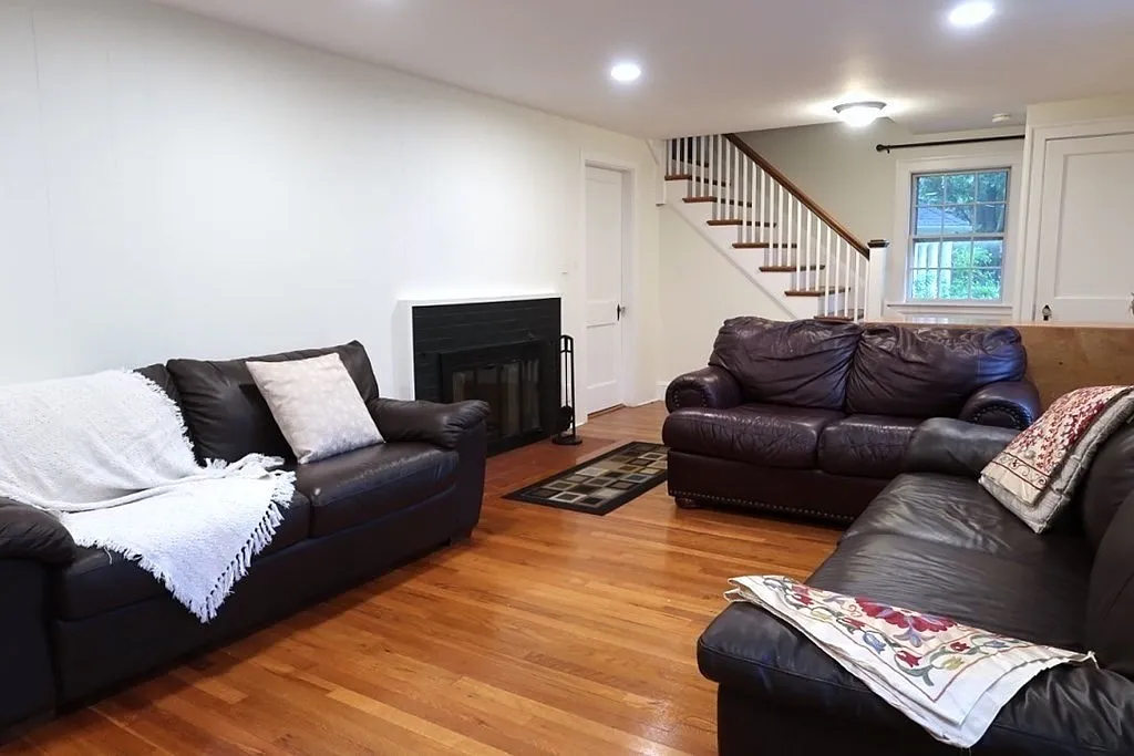 4 bed, 2.5 bath, 1838 sqft, $5,000 — Photo 3