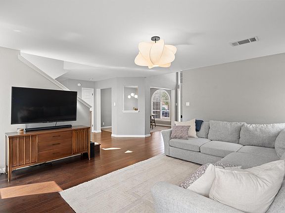 5th image of 1009 Pioneer Bend Dr