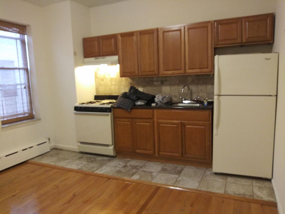 2nd image of 2738 E 19th St #40