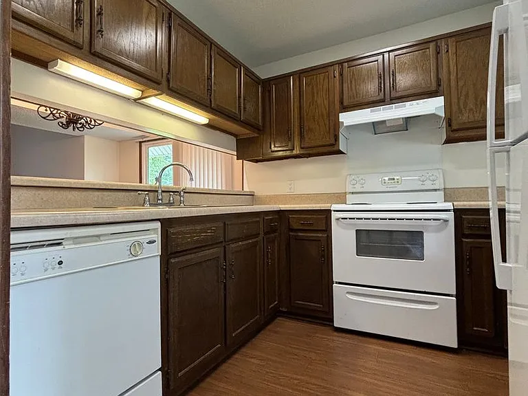124 E Saltwood Pl — Photo 4