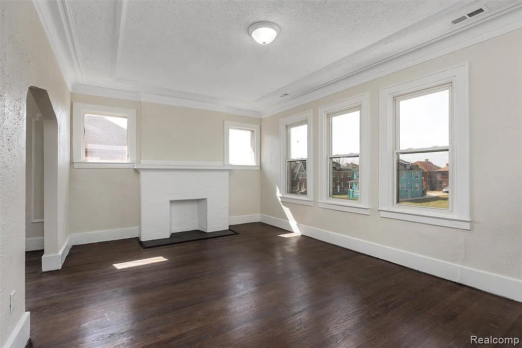 3 bed, 1.0 bath, 2750 sqft, $1,250 — Photo 2