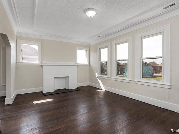 2nd image of 3217 Elmhurst St