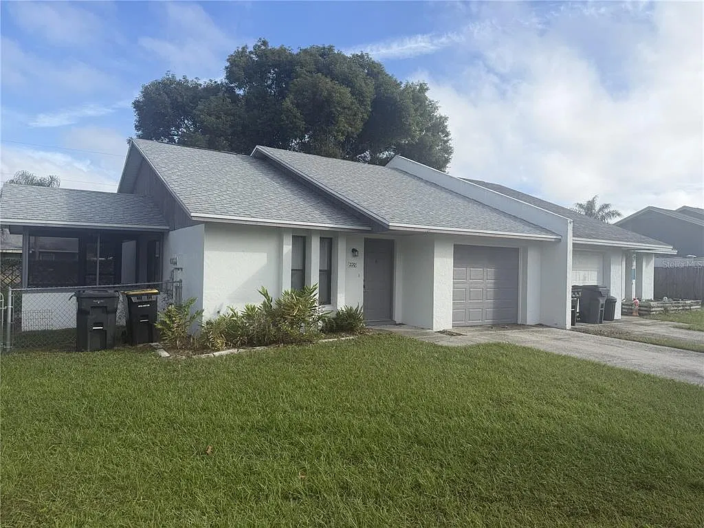 3 bed, 2.0 bath, 992 sqft, $1,695 — Photo 2