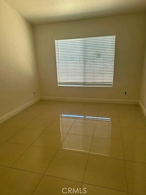5 bed, 2.5 bath, 2326 sqft, $3,000 — Photo 4