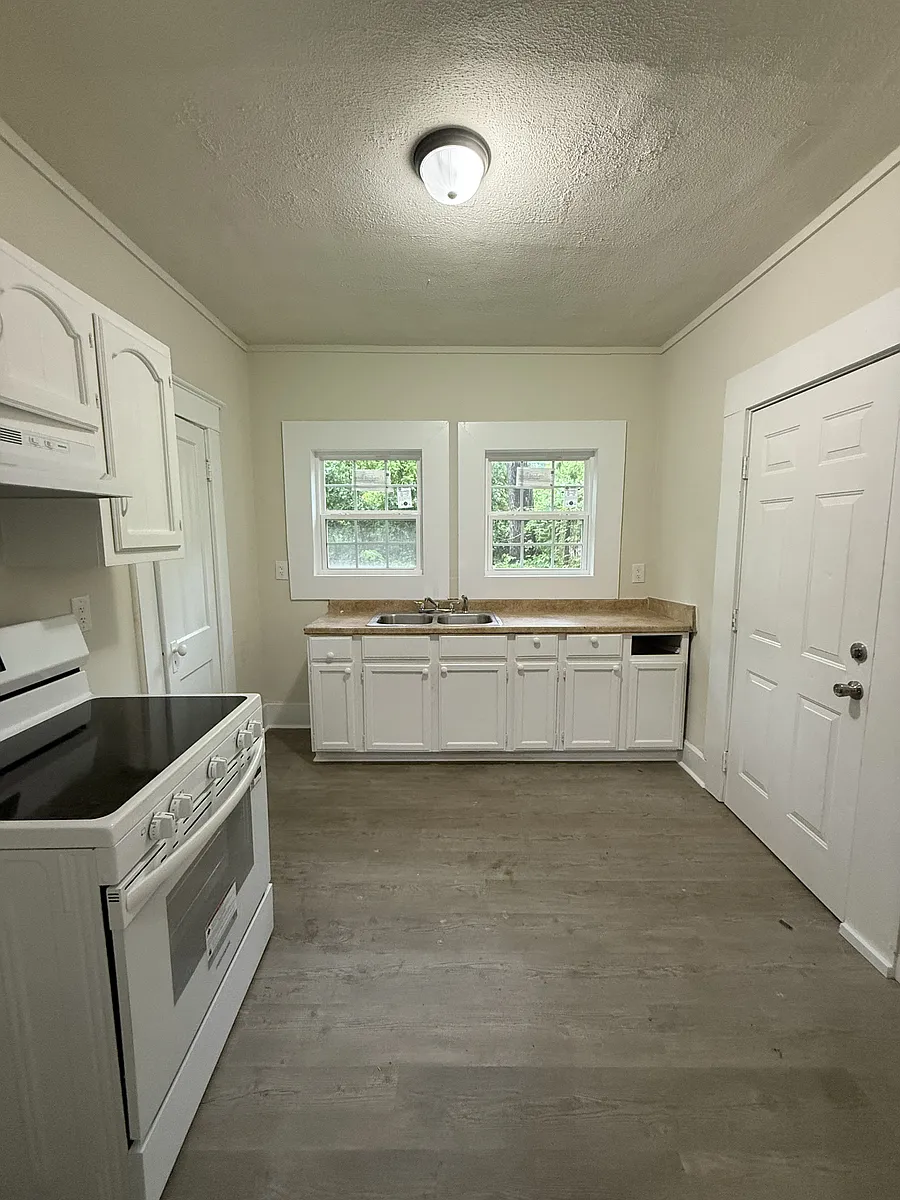 Building Photo - 513 Oak Pl