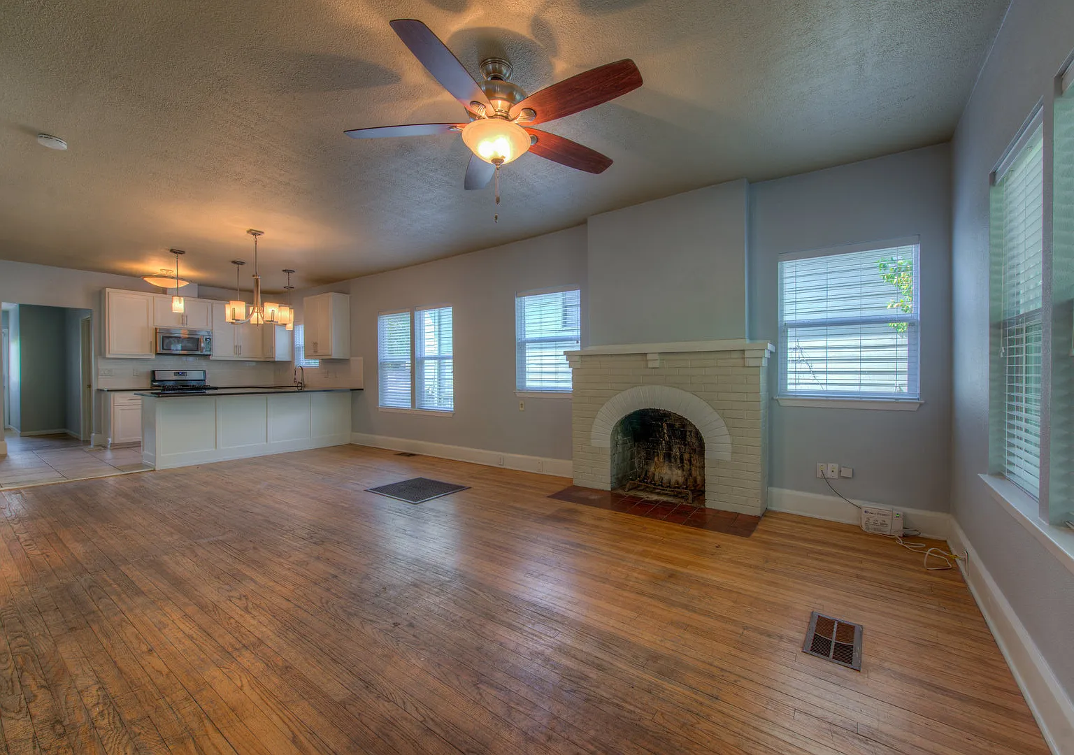 August Ut Pre-Lease: West Campus 5 Bed / 3 Bath Home, Private Backyard, Spacious Living Room — Photo 3